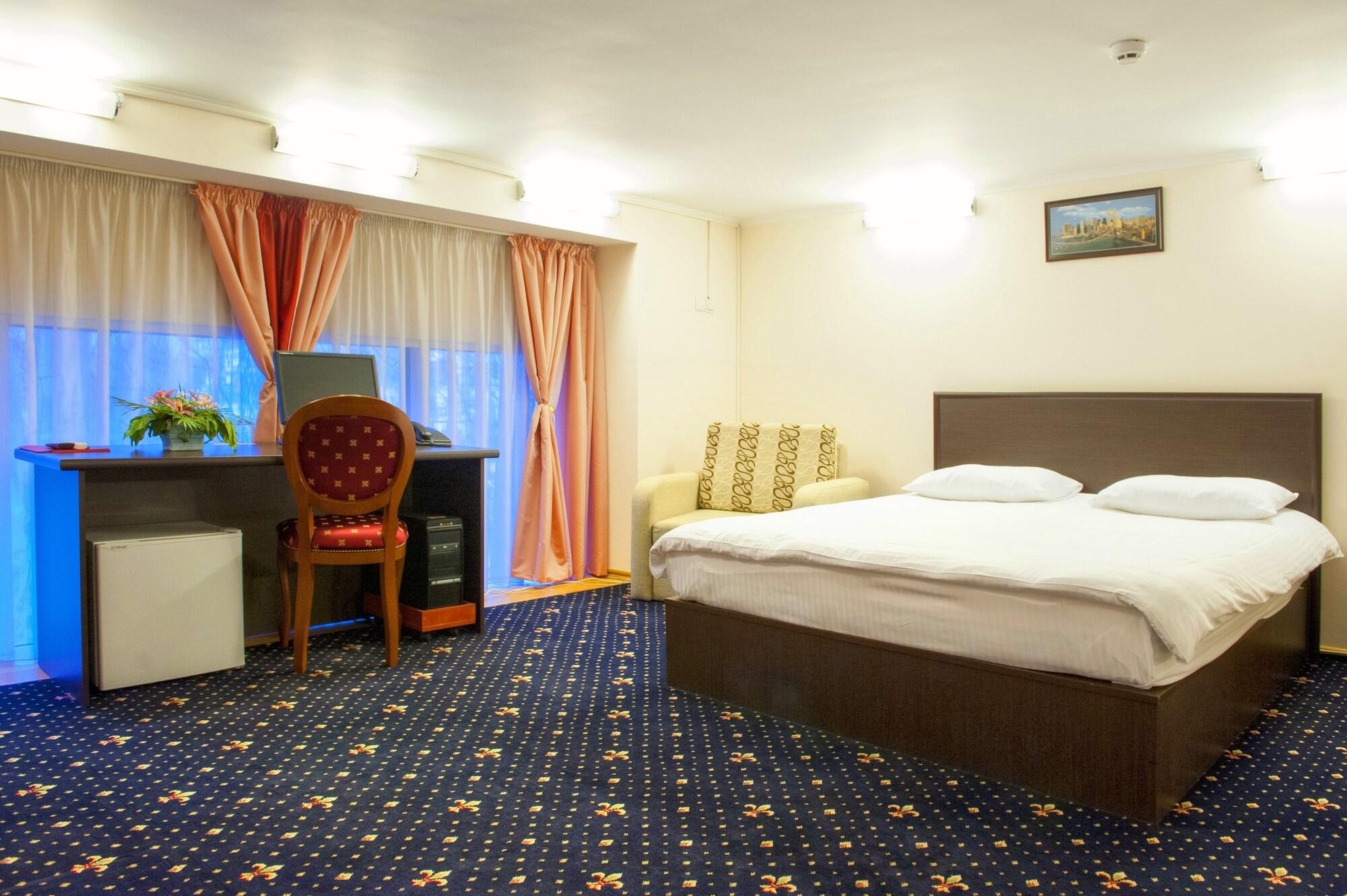 Manhattan Hotel & Restaurant Кишинев Екстериор снимка