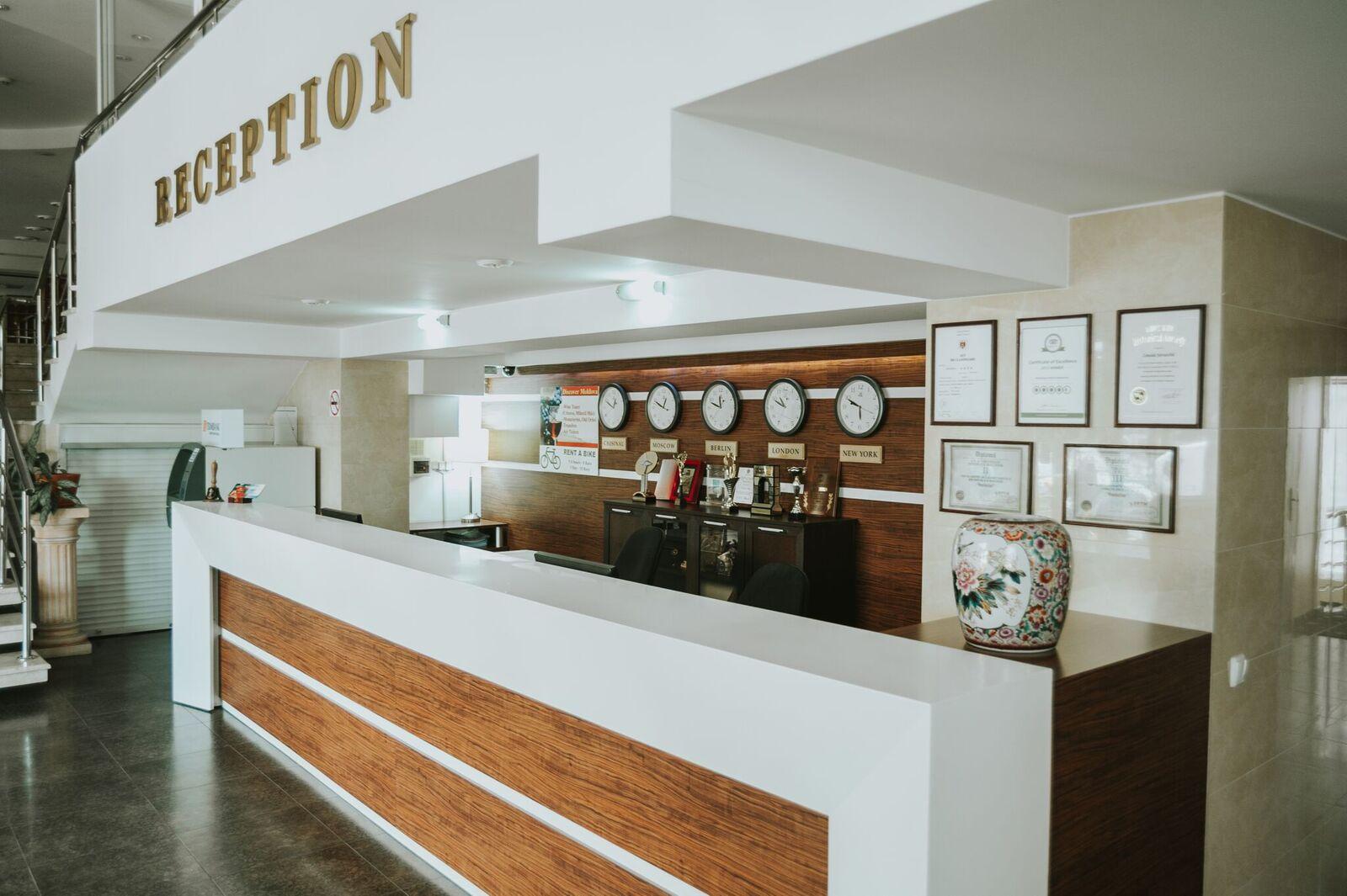 Manhattan Hotel & Restaurant Кишинев Екстериор снимка