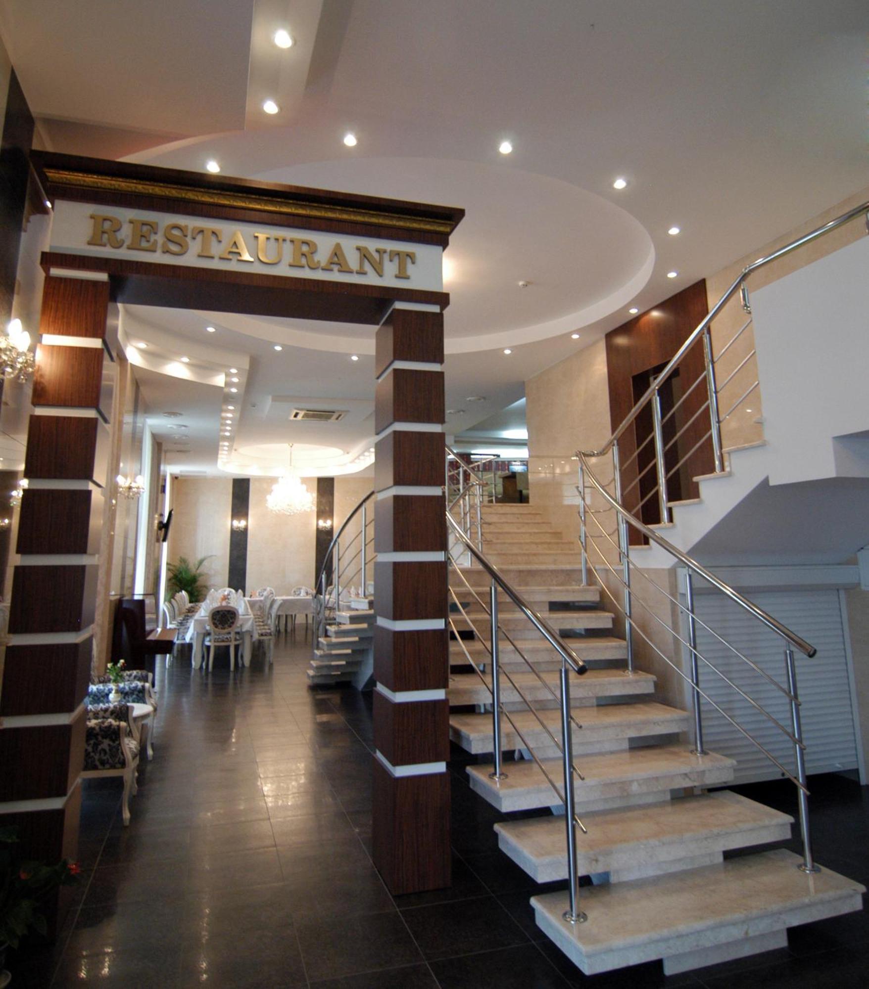 Manhattan Hotel & Restaurant Кишинев Екстериор снимка