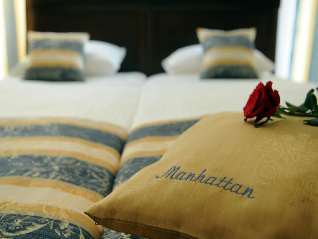 Manhattan Hotel & Restaurant Кишинев Екстериор снимка