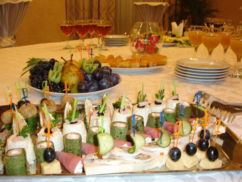 Manhattan Hotel & Restaurant Кишинев Екстериор снимка