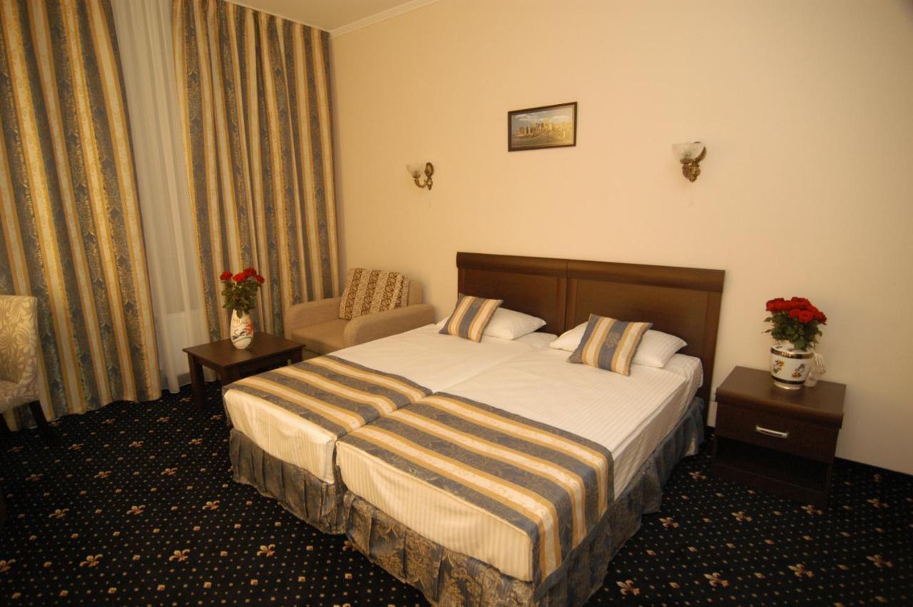 Manhattan Hotel & Restaurant Кишинев Екстериор снимка