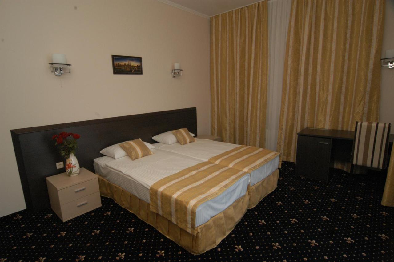 Manhattan Hotel & Restaurant Кишинев Екстериор снимка