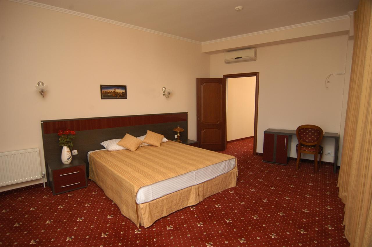 Manhattan Hotel & Restaurant Кишинев Екстериор снимка
