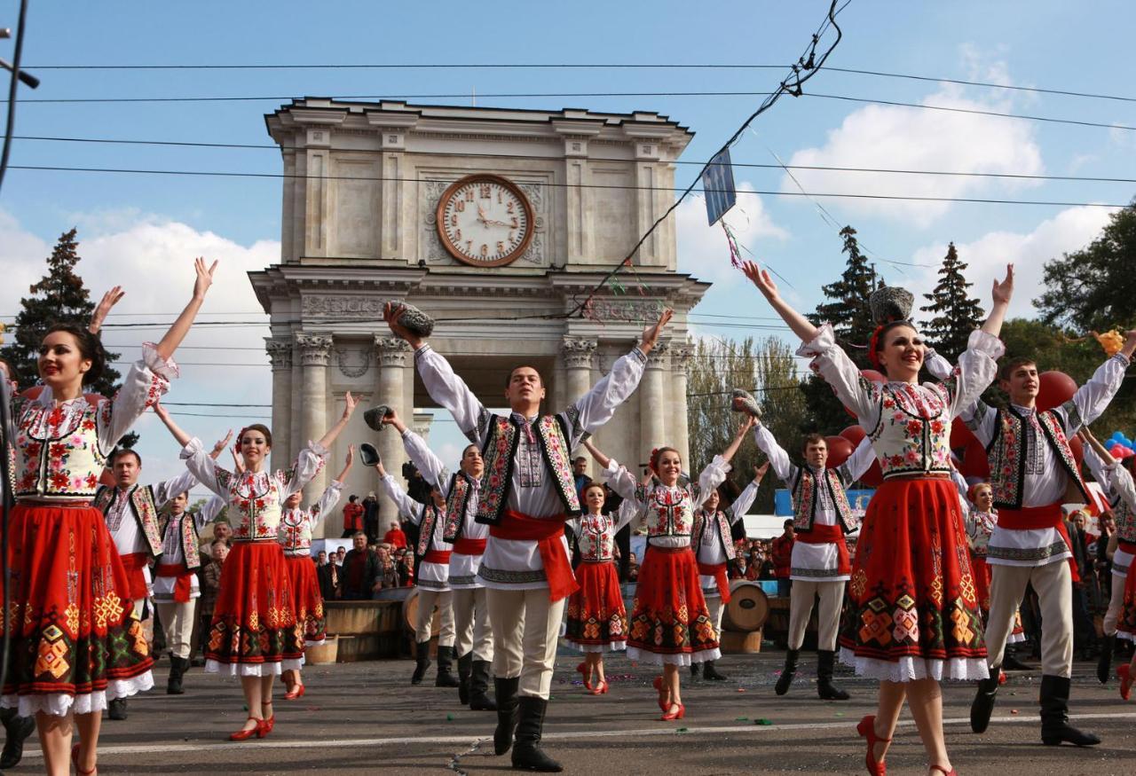 Manhattan Hotel & Restaurant Кишинев Екстериор снимка